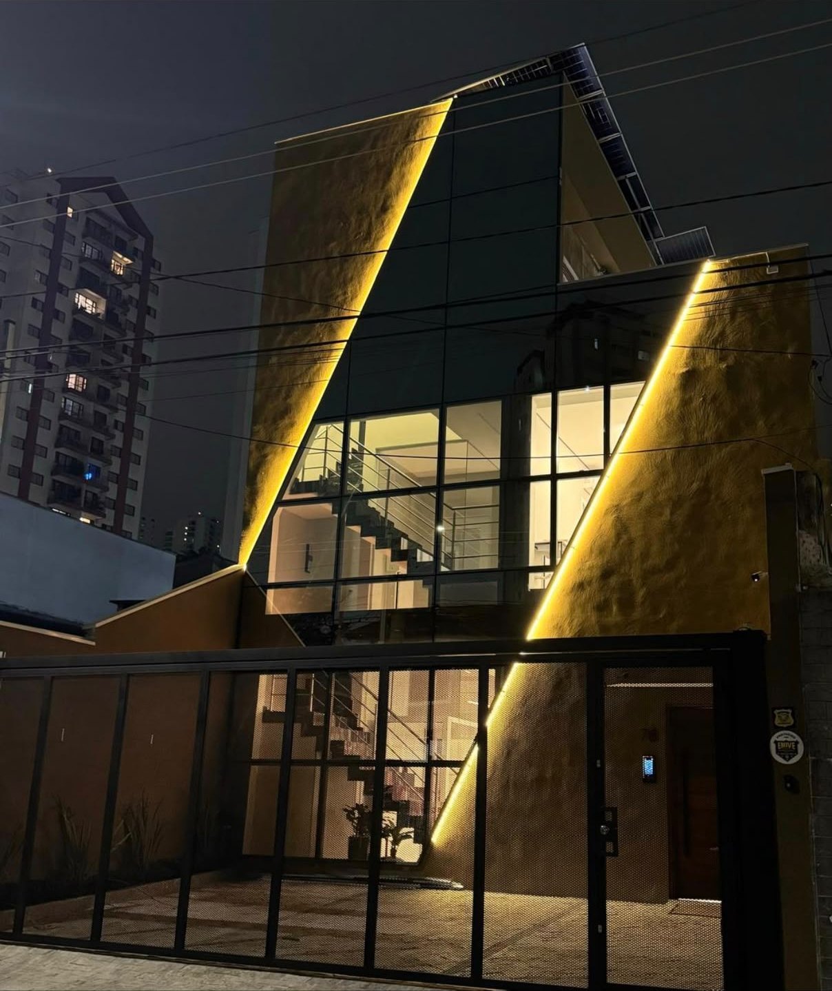 Fachada iluminada da clínica